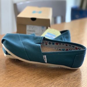 Women’s Size 7 Toms